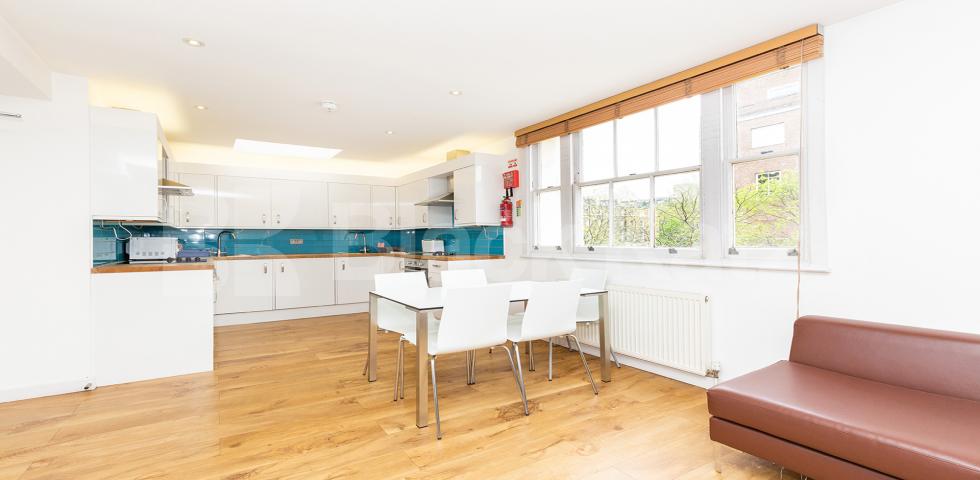 Modern and Spacious 3 bedroom 2 bathroom located in Bloomsbury  Byng Place, Bloosbury